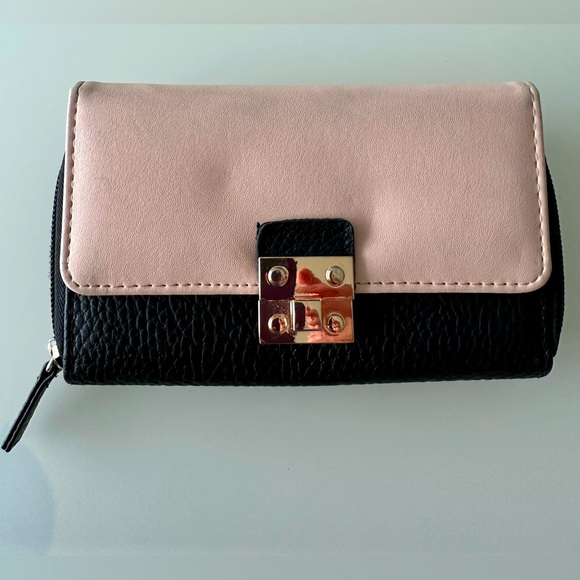 Atmosphere Magnet snap closure wallet with internal zipper/coin and card holder - Picture 2 of 5